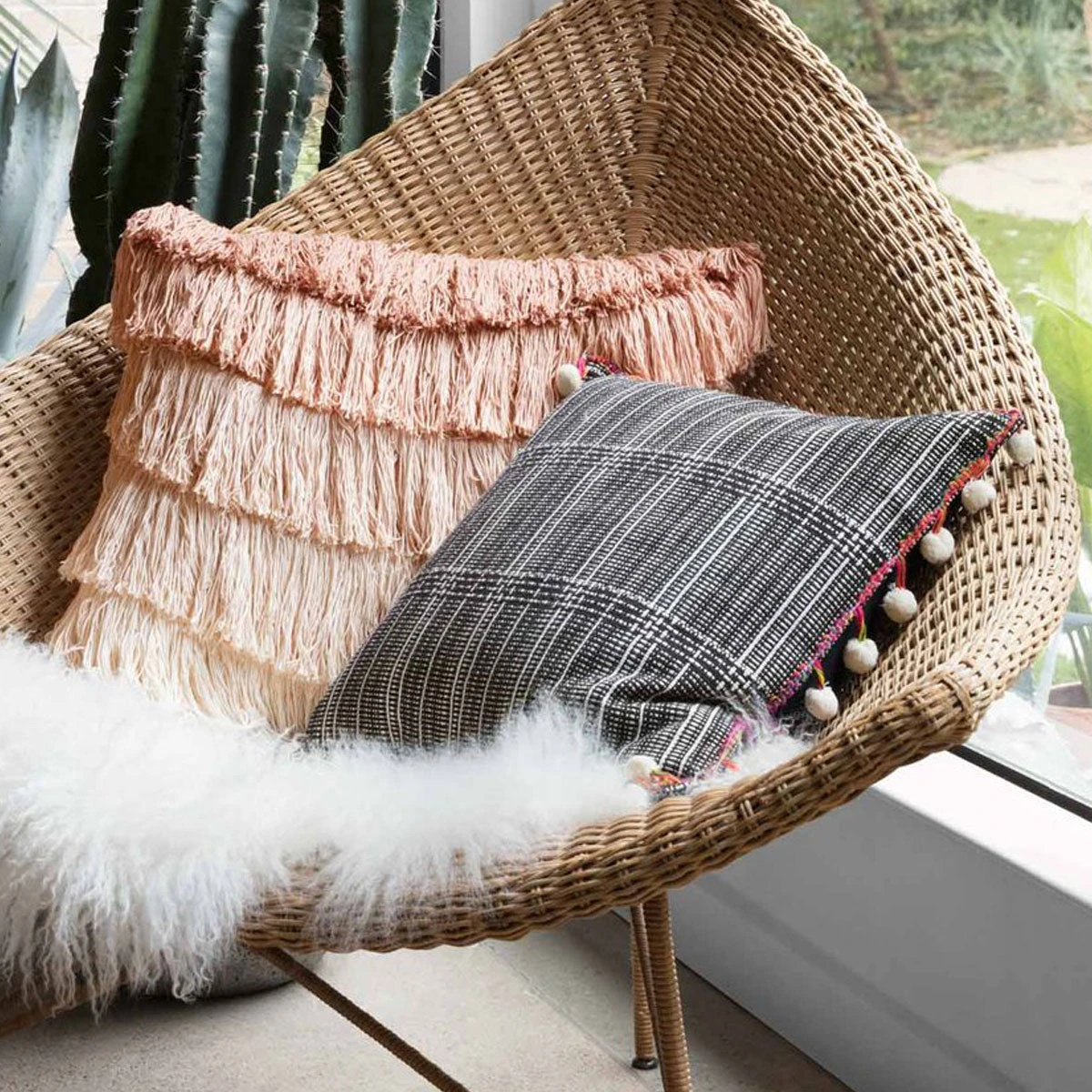 Loloi Rugs Noche Pom Pom Pillow By Justina Blakeney® X Loloi 4 Loloi Rugs Noche Pom Pom Pillow By Justina Blakeney® X Loloi